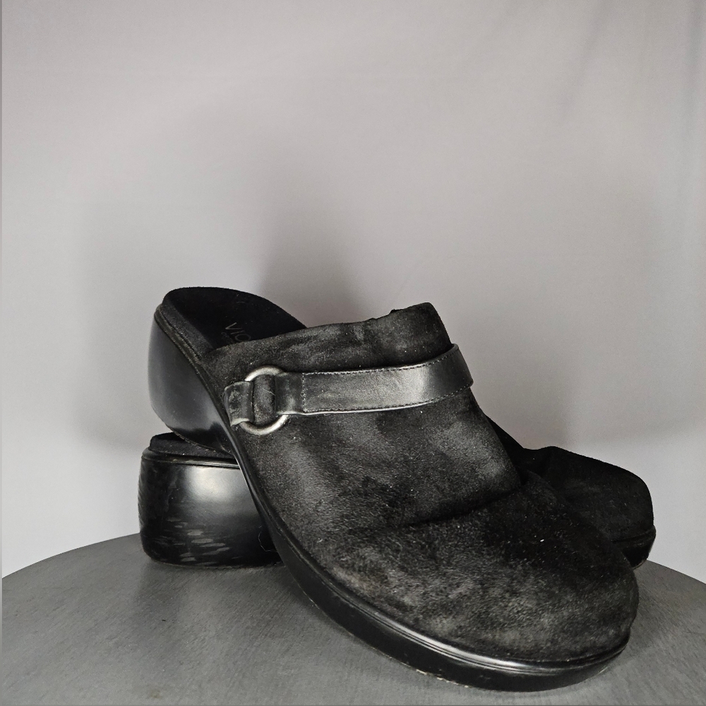 Vionic Adelaide Black Suede Clogs with Orthaheel Technology - 10